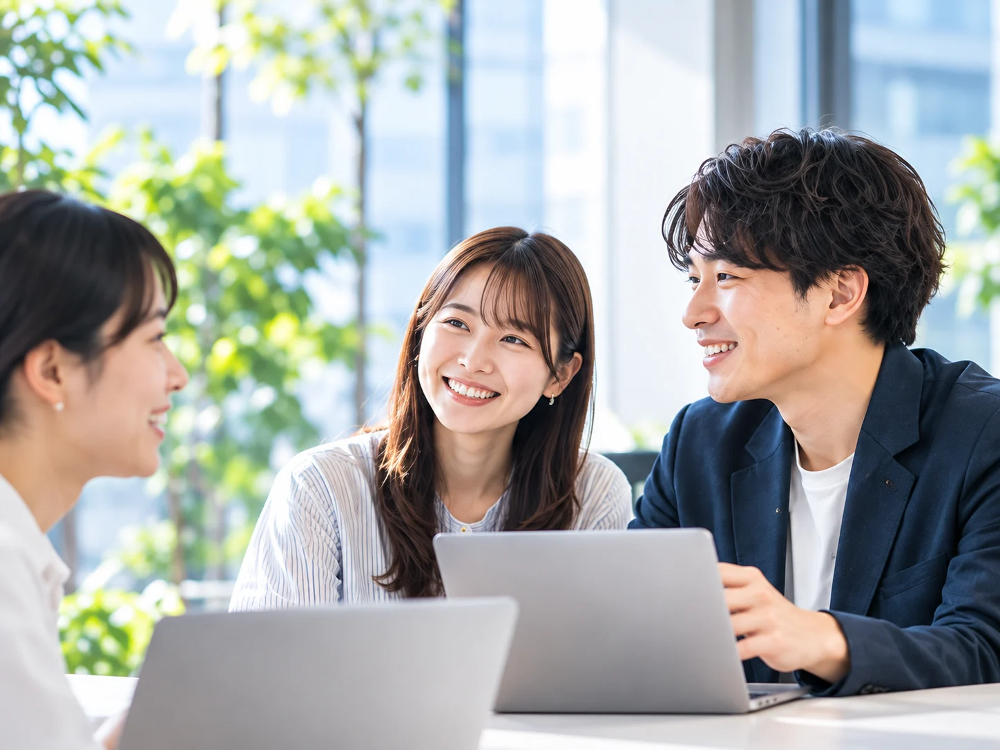 笑顔でミーティングをするチーム