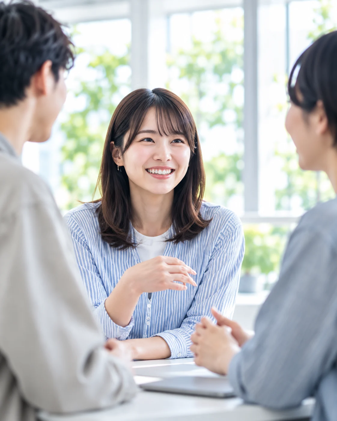 笑顔で顧客と会話する社員