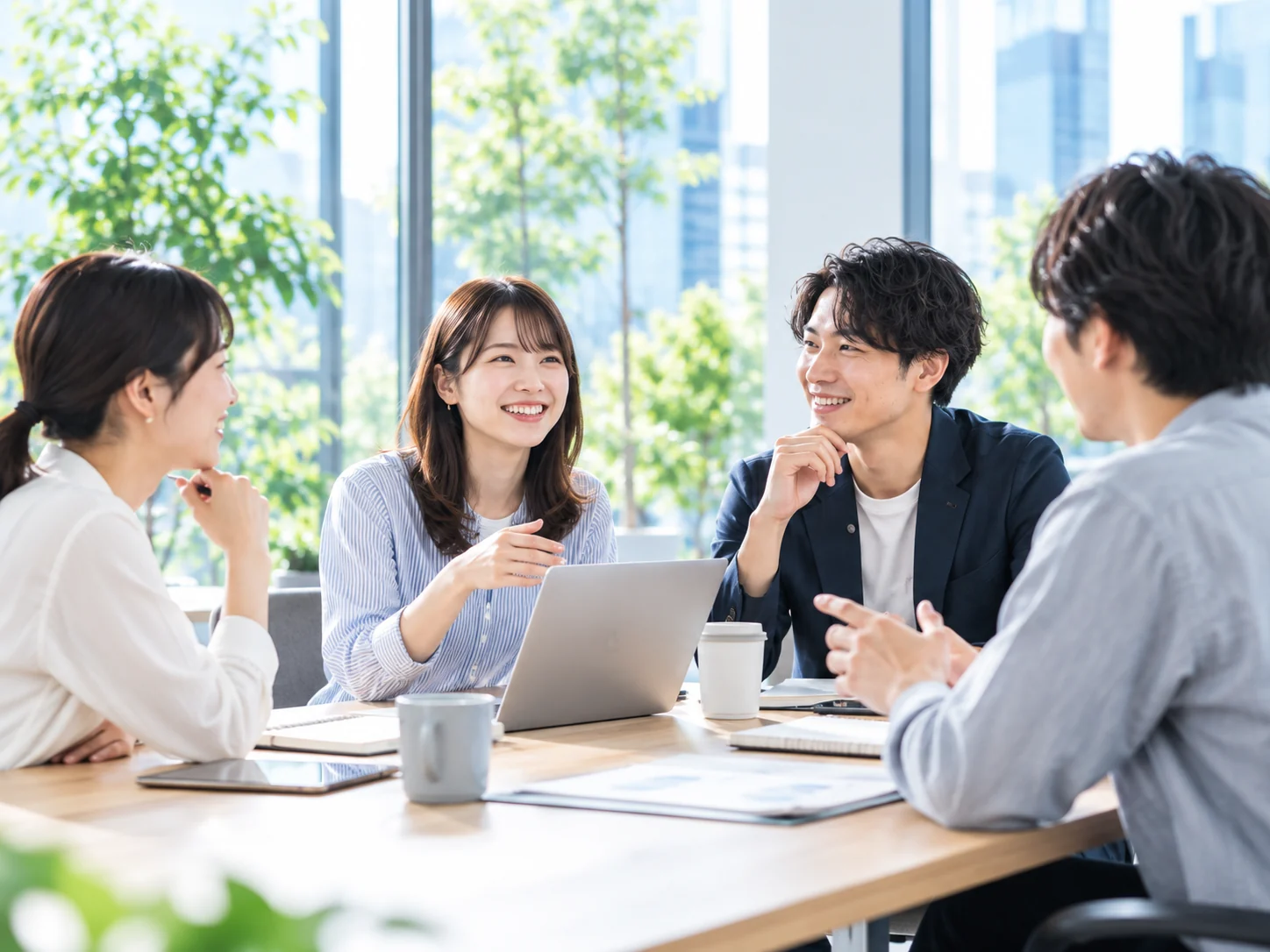 テーブルを囲んで話し合う社員たち
