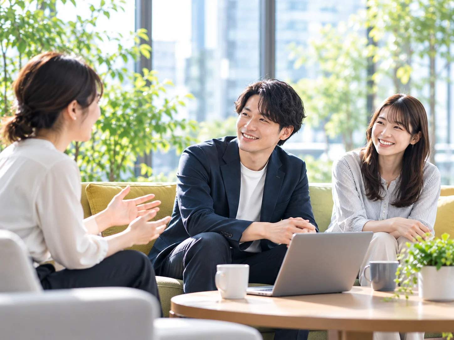 ソファに座ってリラックスした雰囲気で会話する社員たち