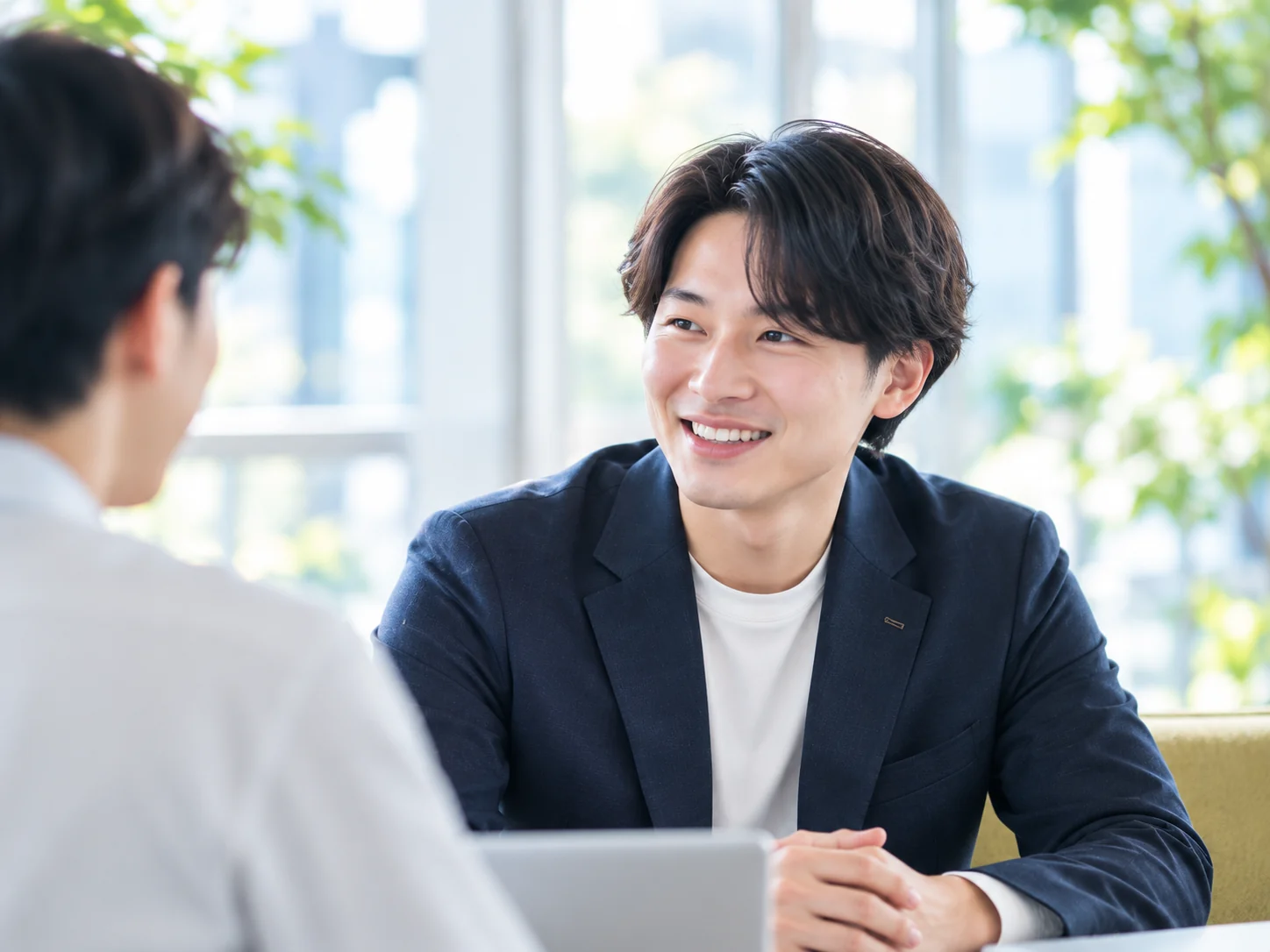 社員と向き合い、笑顔で話す代表